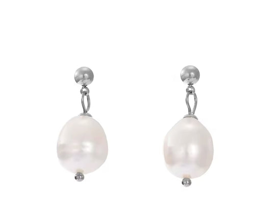 Naomi Pearl Earring