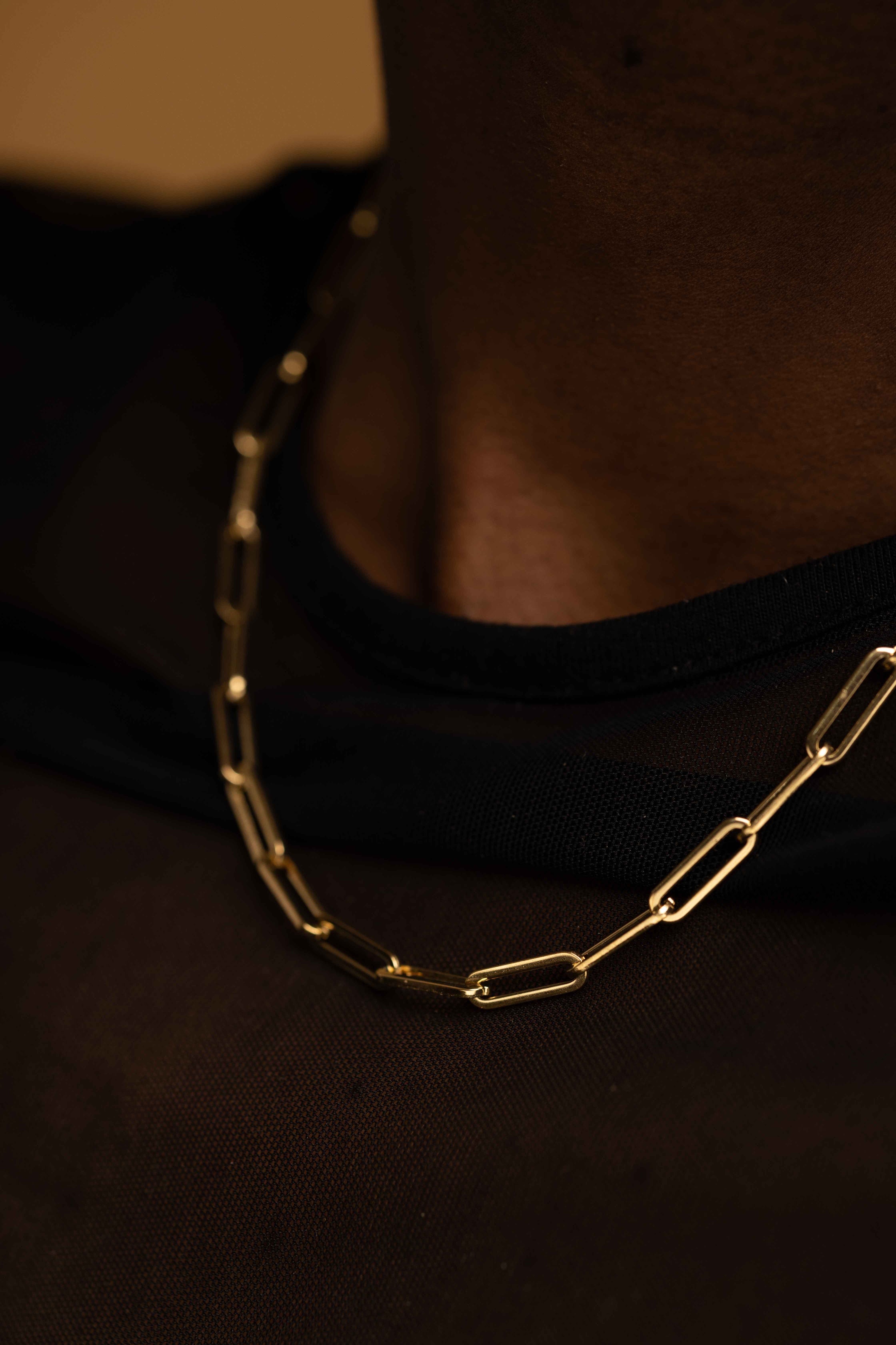 Gold-plated stainless steel paperclip necklace, designed with durable links that are both water and tarnish-resistant. This unisex statement piece is the perfect gift for her, offering a bold yet elegant addition to any wardrobe. Ideal for everyday wear or special occasions, it combines style, strength, and versatility