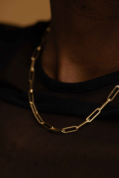 Gold-plated stainless steel paperclip necklace, designed with durable links that are both water and tarnish-resistant. This unisex statement piece is the perfect gift for her, offering a bold yet elegant addition to any wardrobe. Ideal for everyday wear or special occasions, it combines style, strength, and versatility